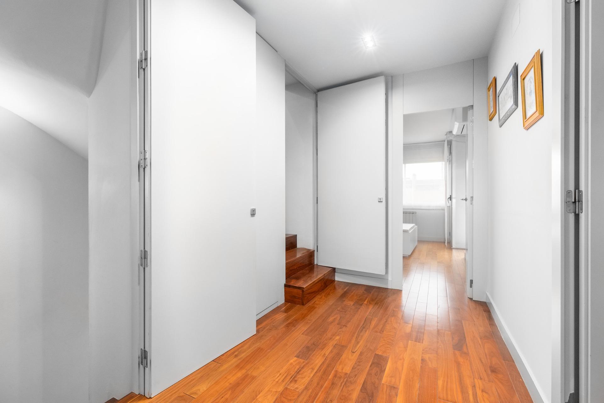 CASA CON PISCINA Y ZONA VERDE COMUNITARIA  A 15 KM DE BARCELONA