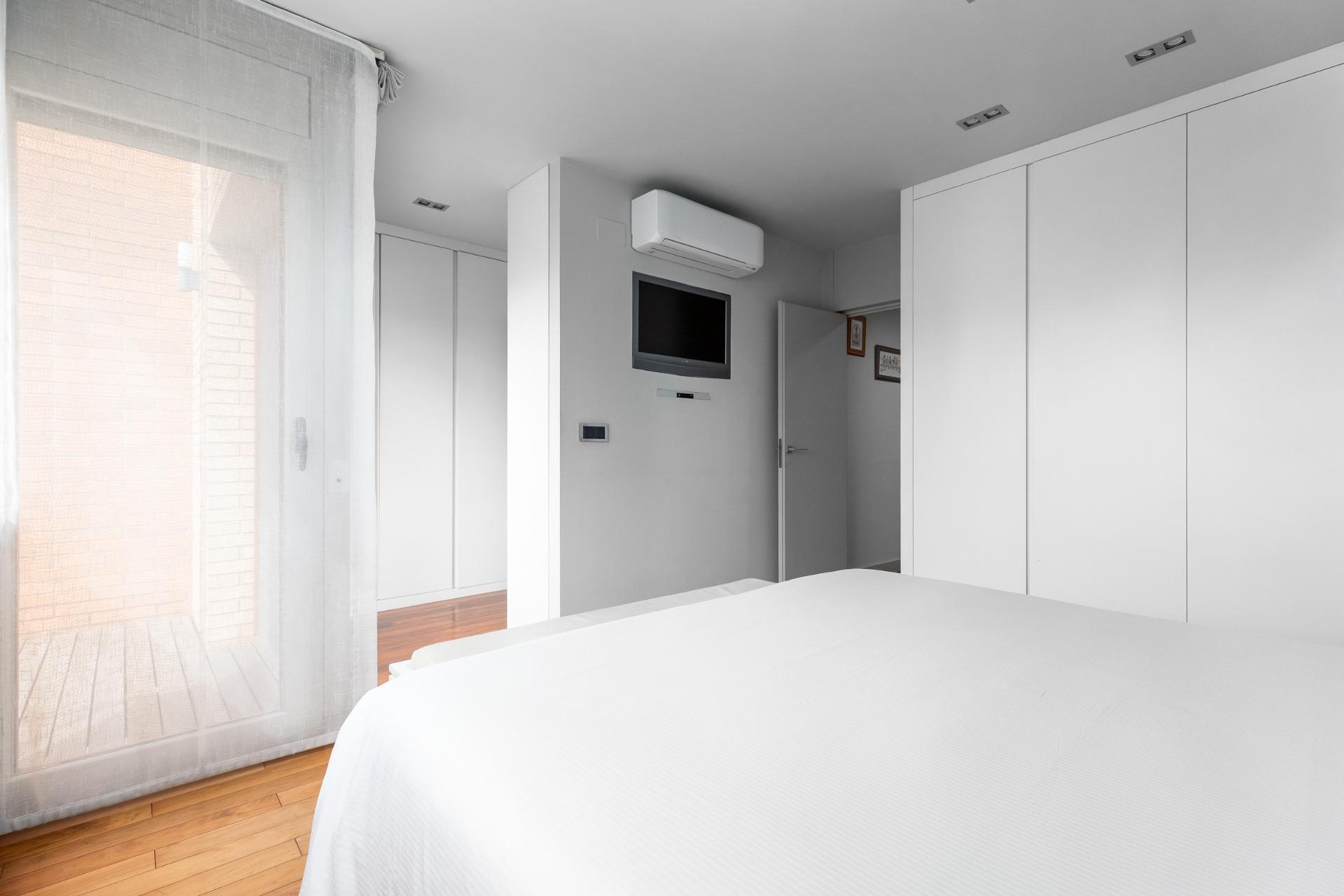 CASA CON PISCINA Y ZONA VERDE COMUNITARIA  A 15 KM DE BARCELONA