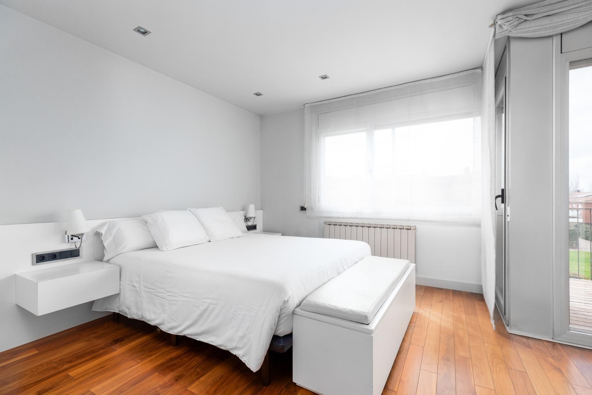 CASA CON PISCINA Y ZONA VERDE COMUNITARIA  A 15 KM DE BARCELONA