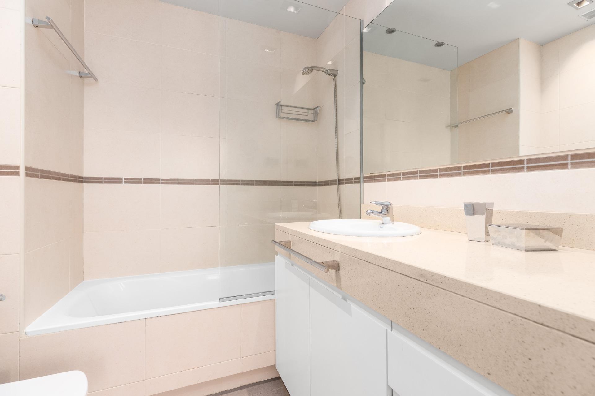 CASA CON PISCINA Y ZONA VERDE COMUNITARIA  A 15 KM DE BARCELONA