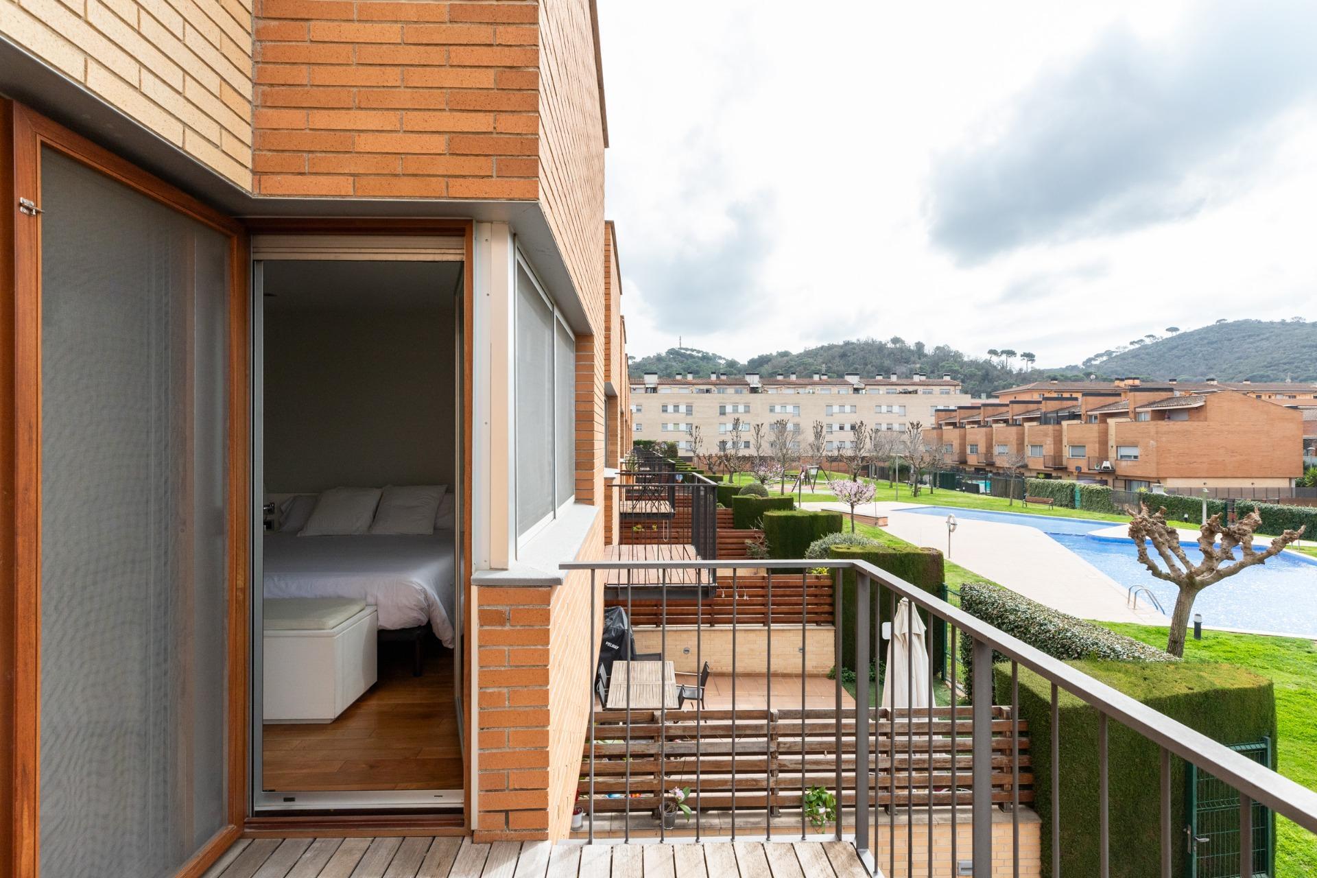 CASA CON PISCINA Y ZONA VERDE COMUNITARIA  A 15 KM DE BARCELONA