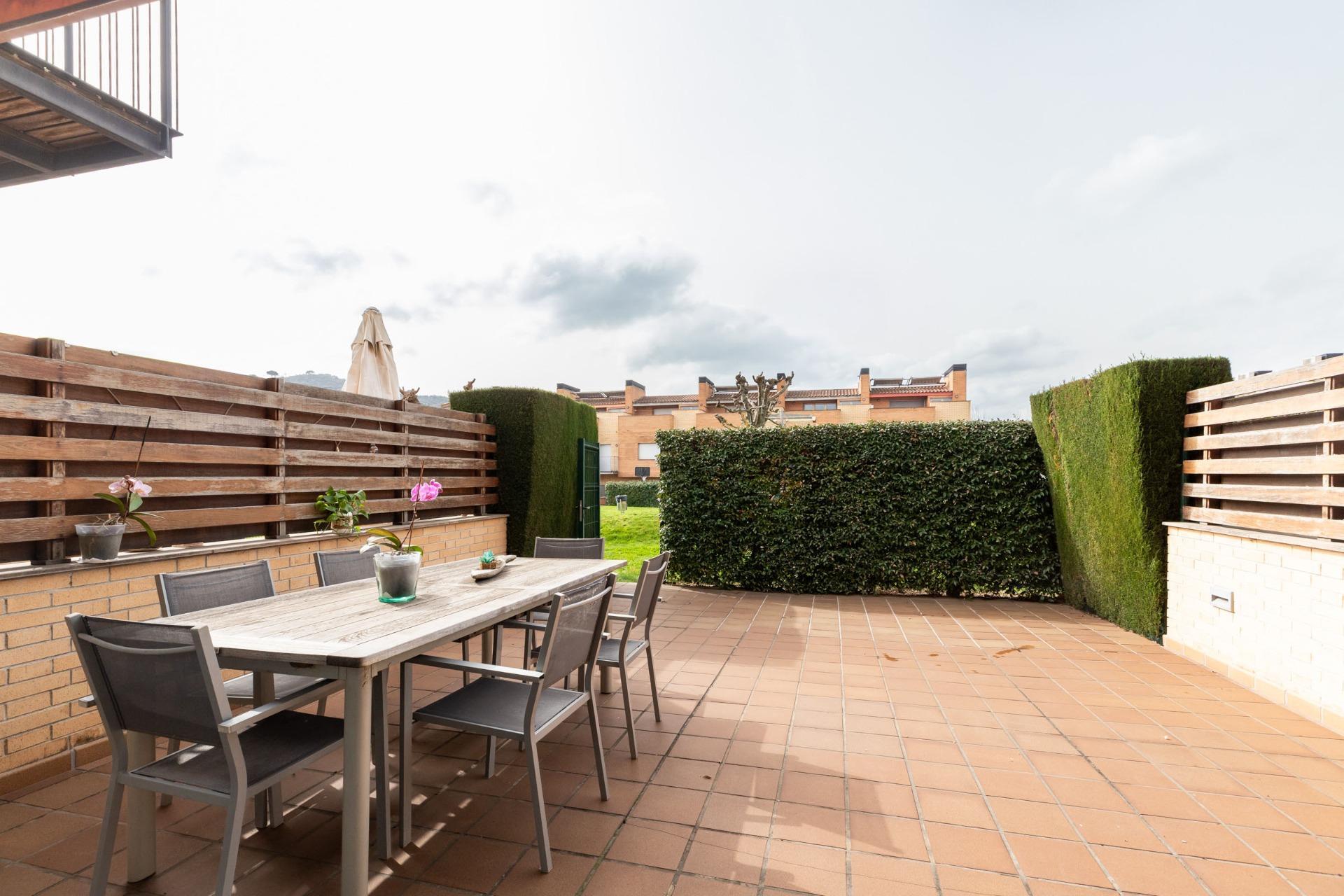 CASA CON PISCINA Y ZONA VERDE COMUNITARIA  A 15 KM DE BARCELONA