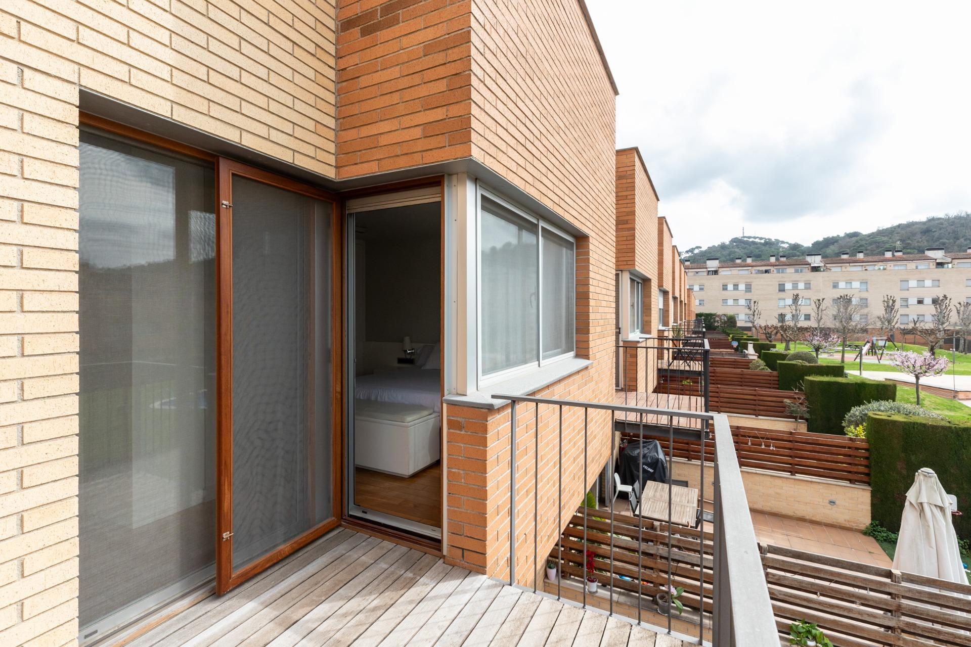 CASA CON PISCINA Y ZONA VERDE COMUNITARIA  A 15 KM DE BARCELONA