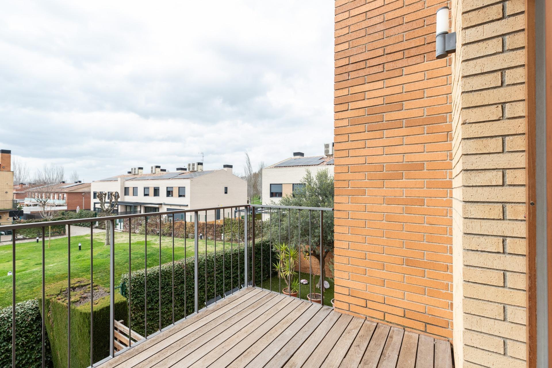 CASA CON PISCINA Y ZONA VERDE COMUNITARIA  A 15 KM DE BARCELONA