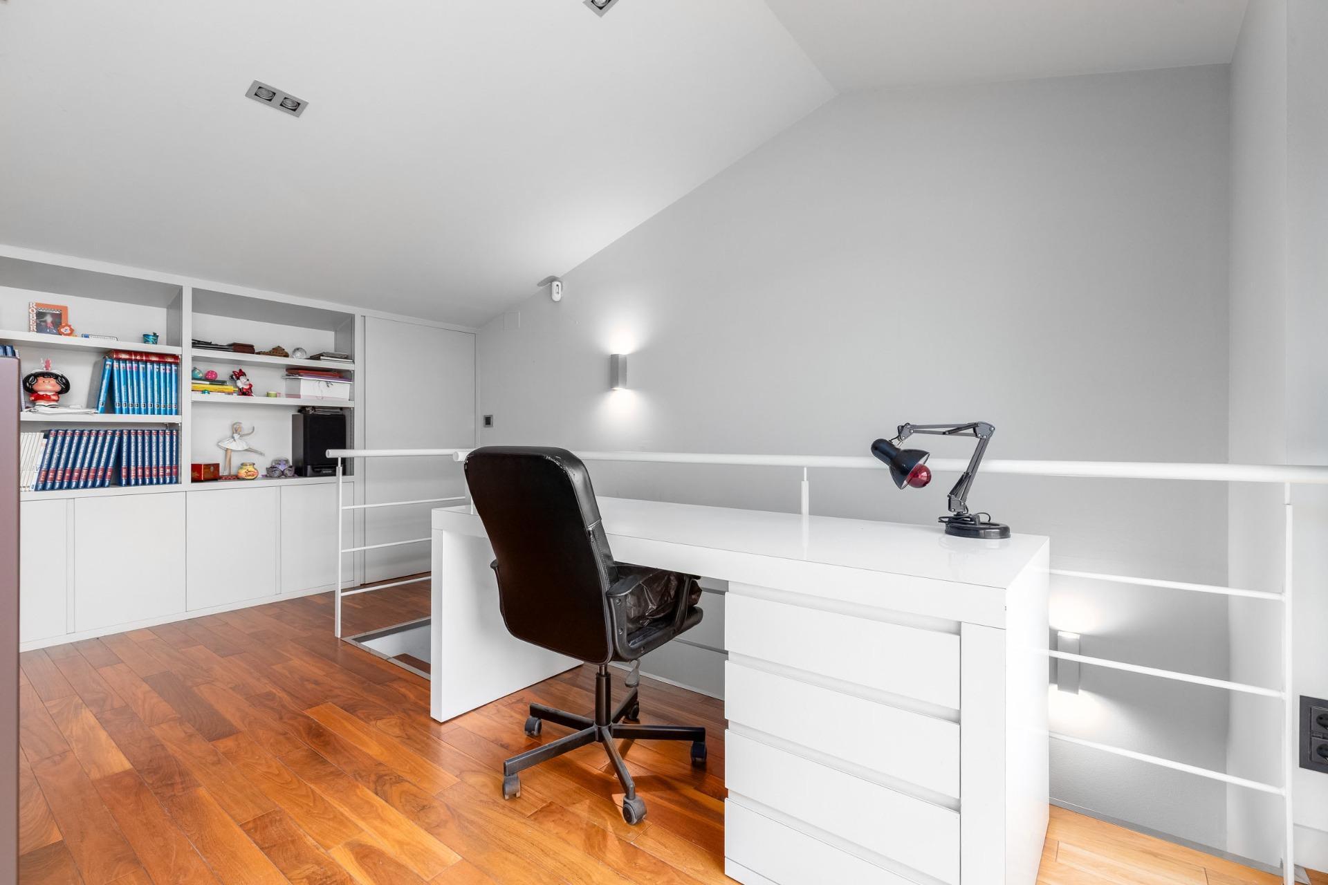 CASA CON PISCINA Y ZONA VERDE COMUNITARIA  A 15 KM DE BARCELONA