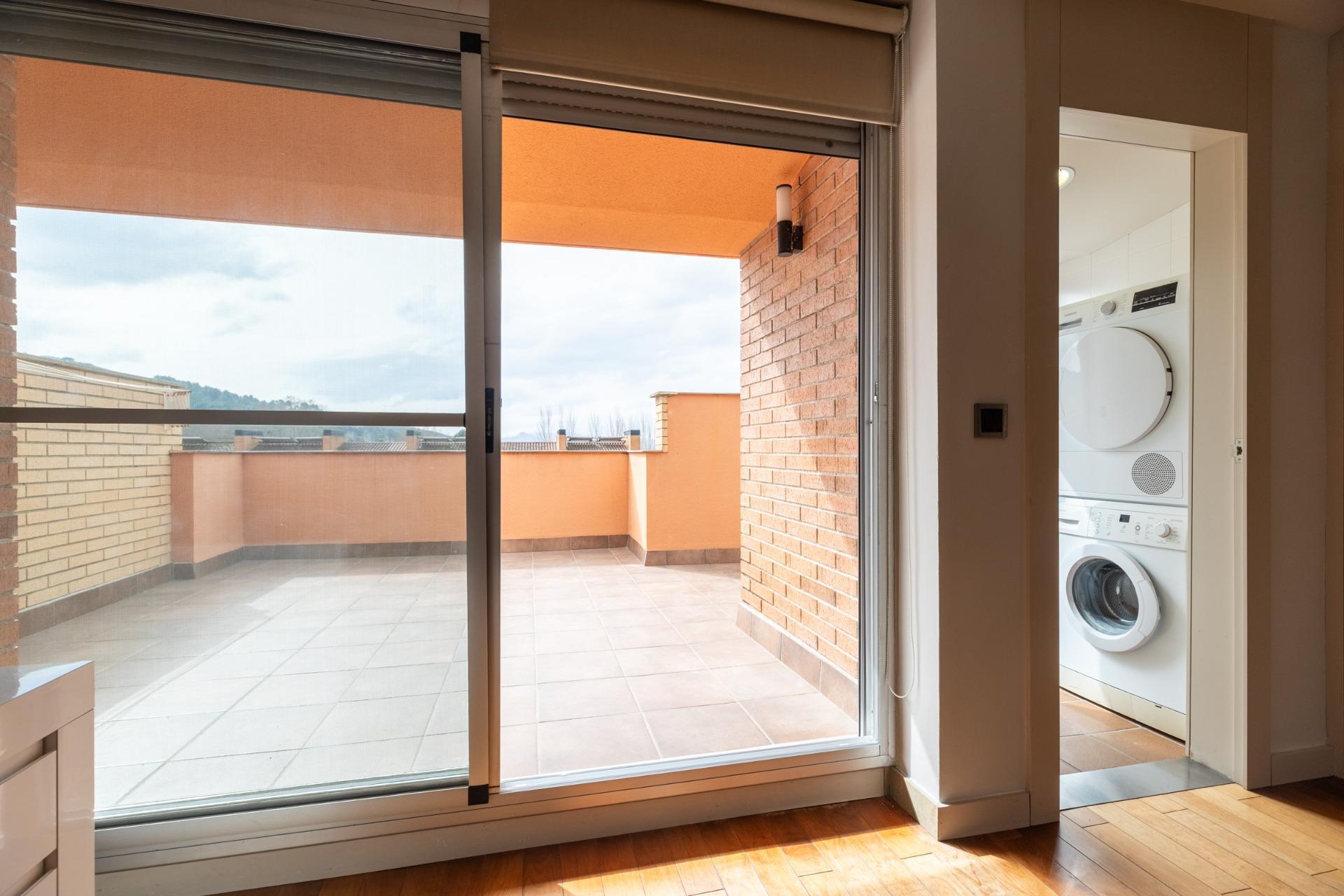 CASA CON PISCINA Y ZONA VERDE COMUNITARIA  A 15 KM DE BARCELONA