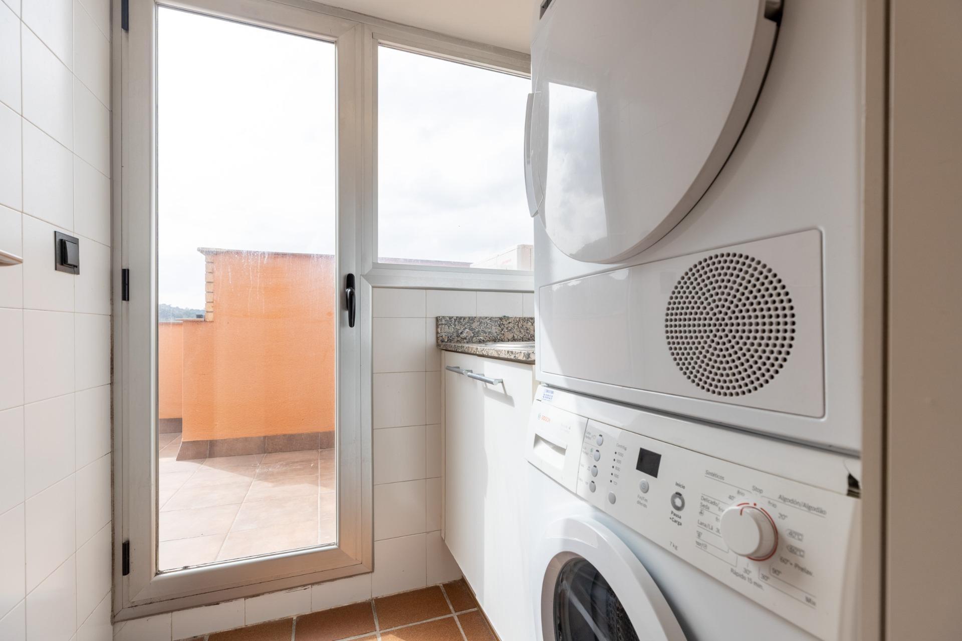 CASA CON PISCINA Y ZONA VERDE COMUNITARIA  A 15 KM DE BARCELONA