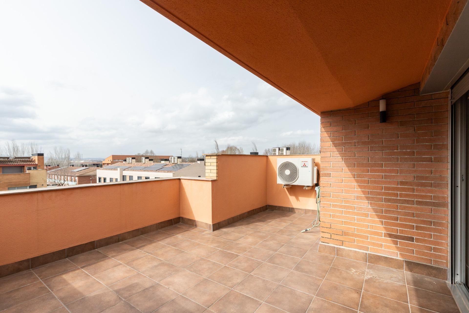 CASA CON PISCINA Y ZONA VERDE COMUNITARIA  A 15 KM DE BARCELONA