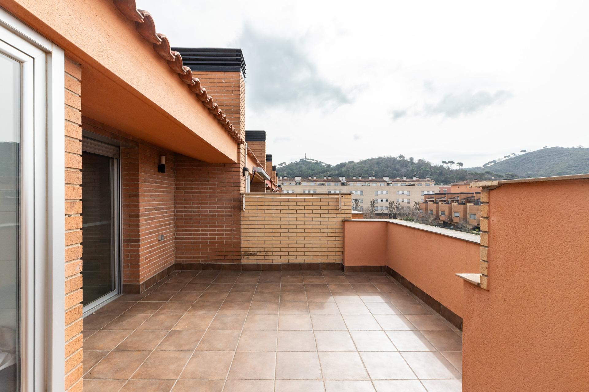 CASA CON PISCINA Y ZONA VERDE COMUNITARIA  A 15 KM DE BARCELONA