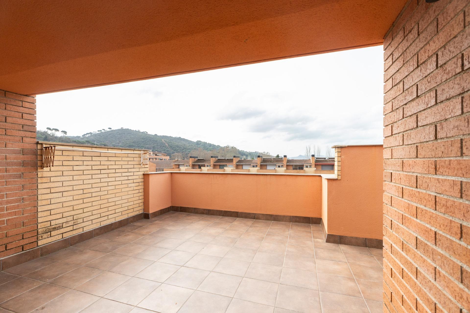 CASA CON PISCINA Y ZONA VERDE COMUNITARIA  A 15 KM DE BARCELONA