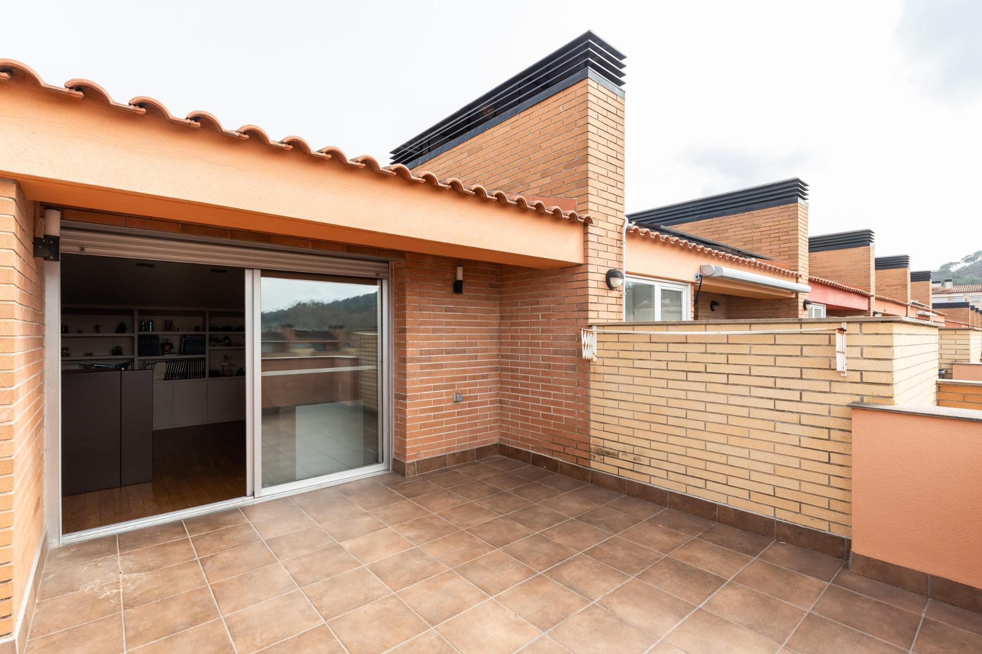 CASA CON PISCINA Y ZONA VERDE COMUNITARIA  A 15 KM DE BARCELONA