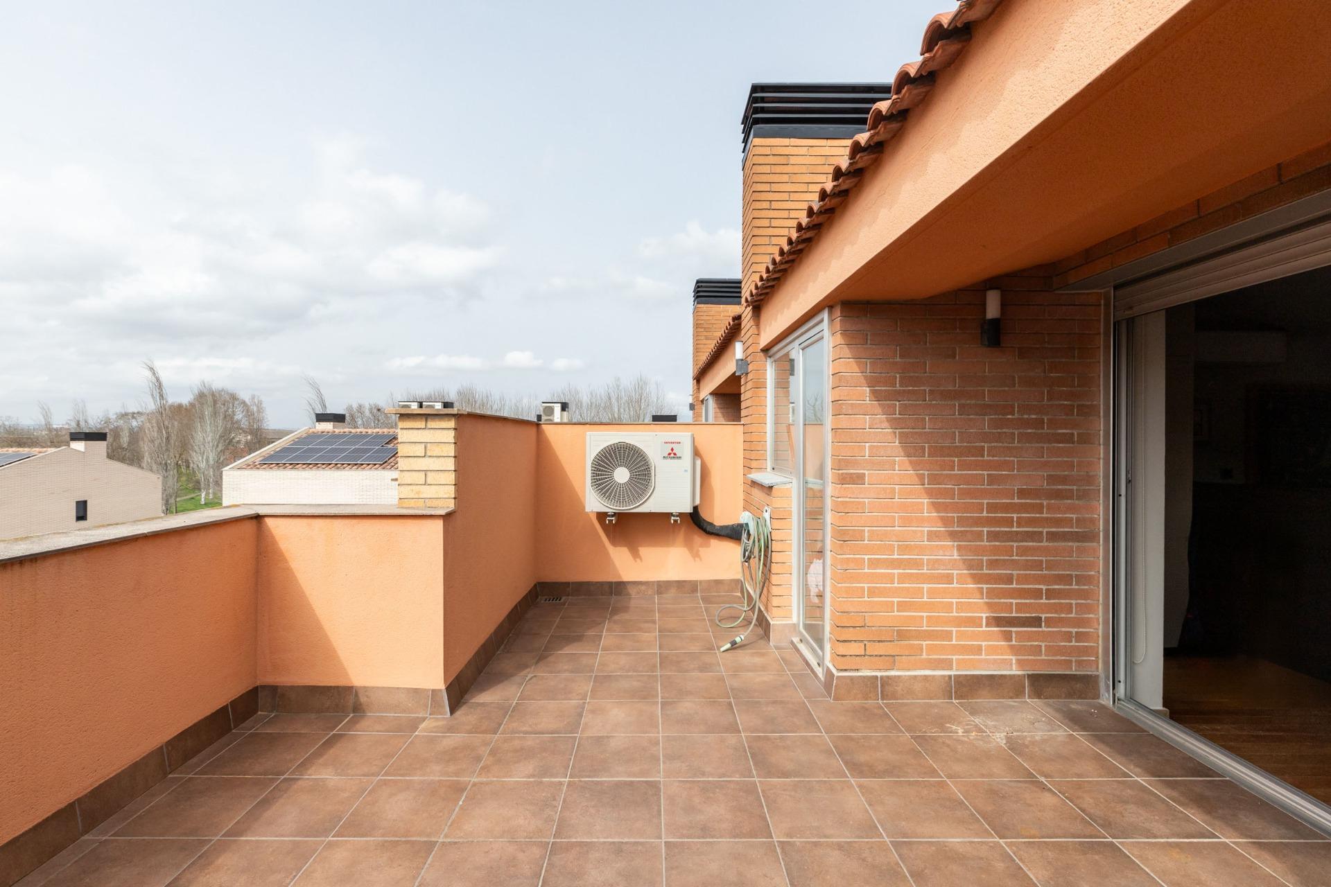 CASA CON PISCINA Y ZONA VERDE COMUNITARIA  A 15 KM DE BARCELONA