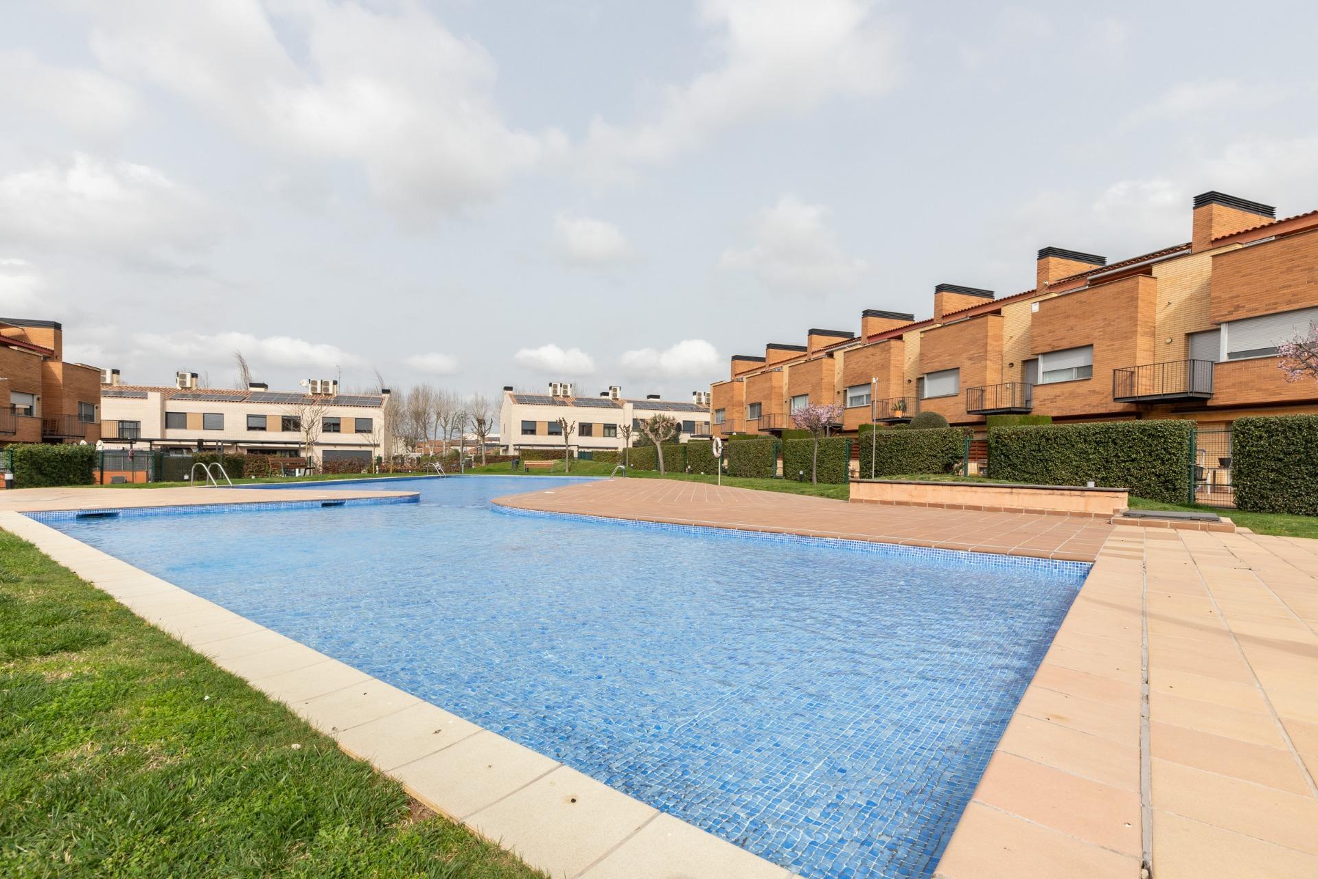 CASA CON PISCINA Y ZONA VERDE COMUNITARIA  A 15 KM DE BARCELONA