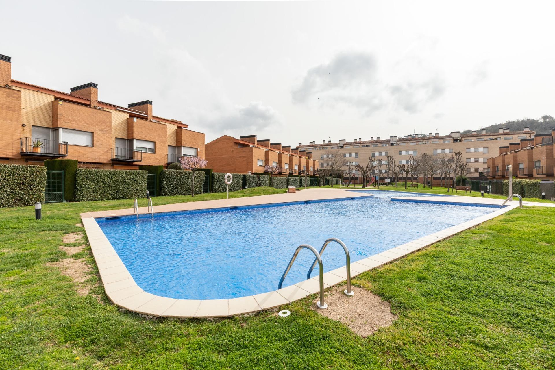 CASA CON PISCINA Y ZONA VERDE COMUNITARIA  A 15 KM DE BARCELONA