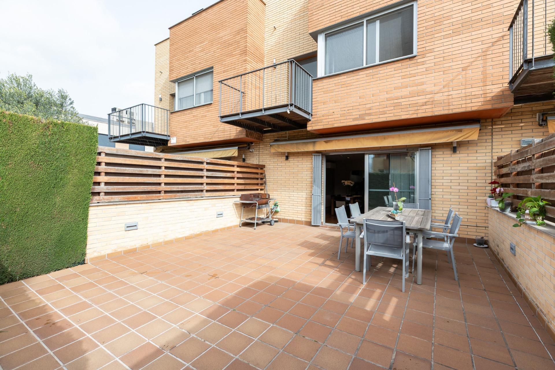 CASA CON PISCINA Y ZONA VERDE COMUNITARIA  A 15 KM DE BARCELONA