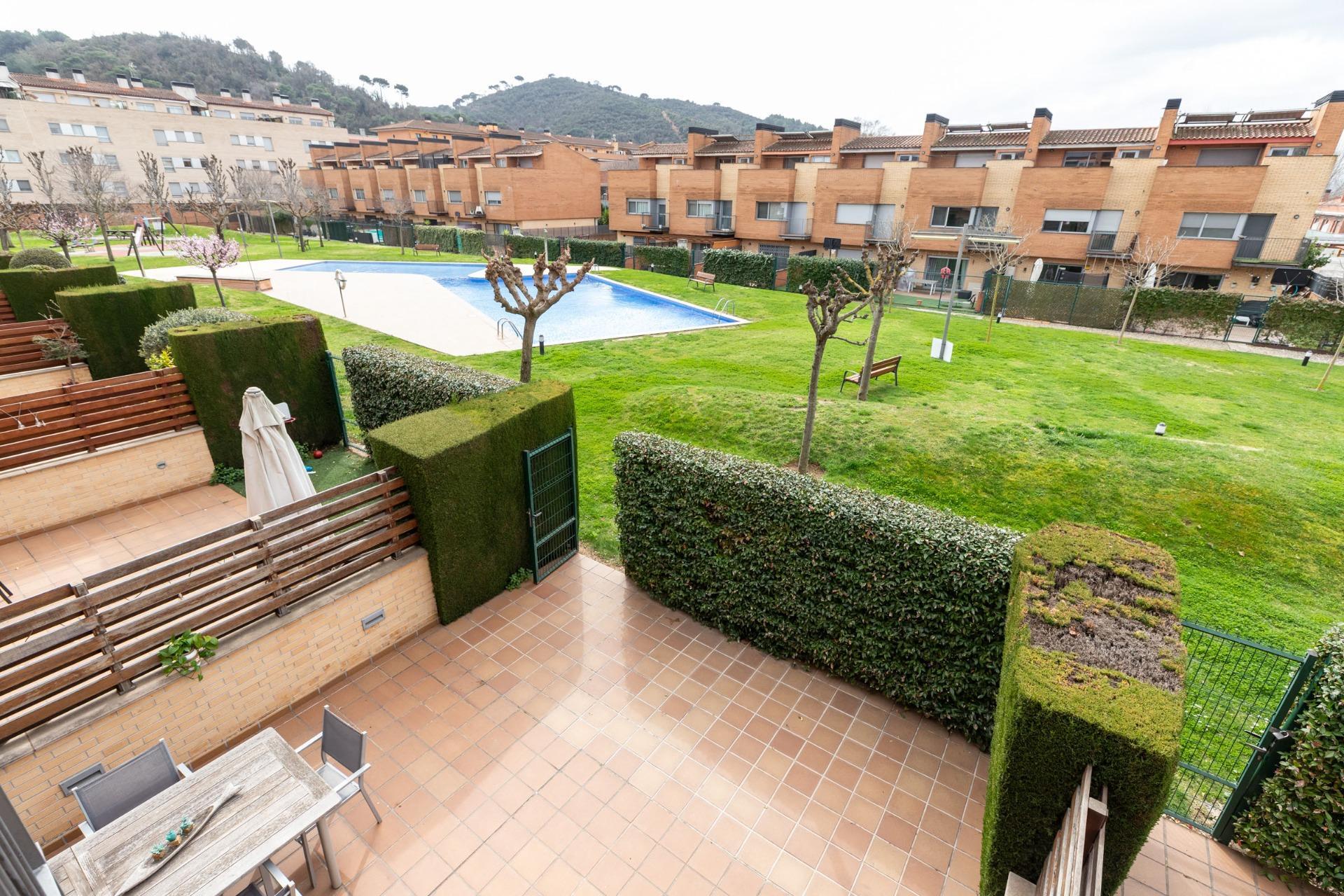 CASA CON PISCINA Y ZONA VERDE COMUNITARIA  A 15 KM DE BARCELONA