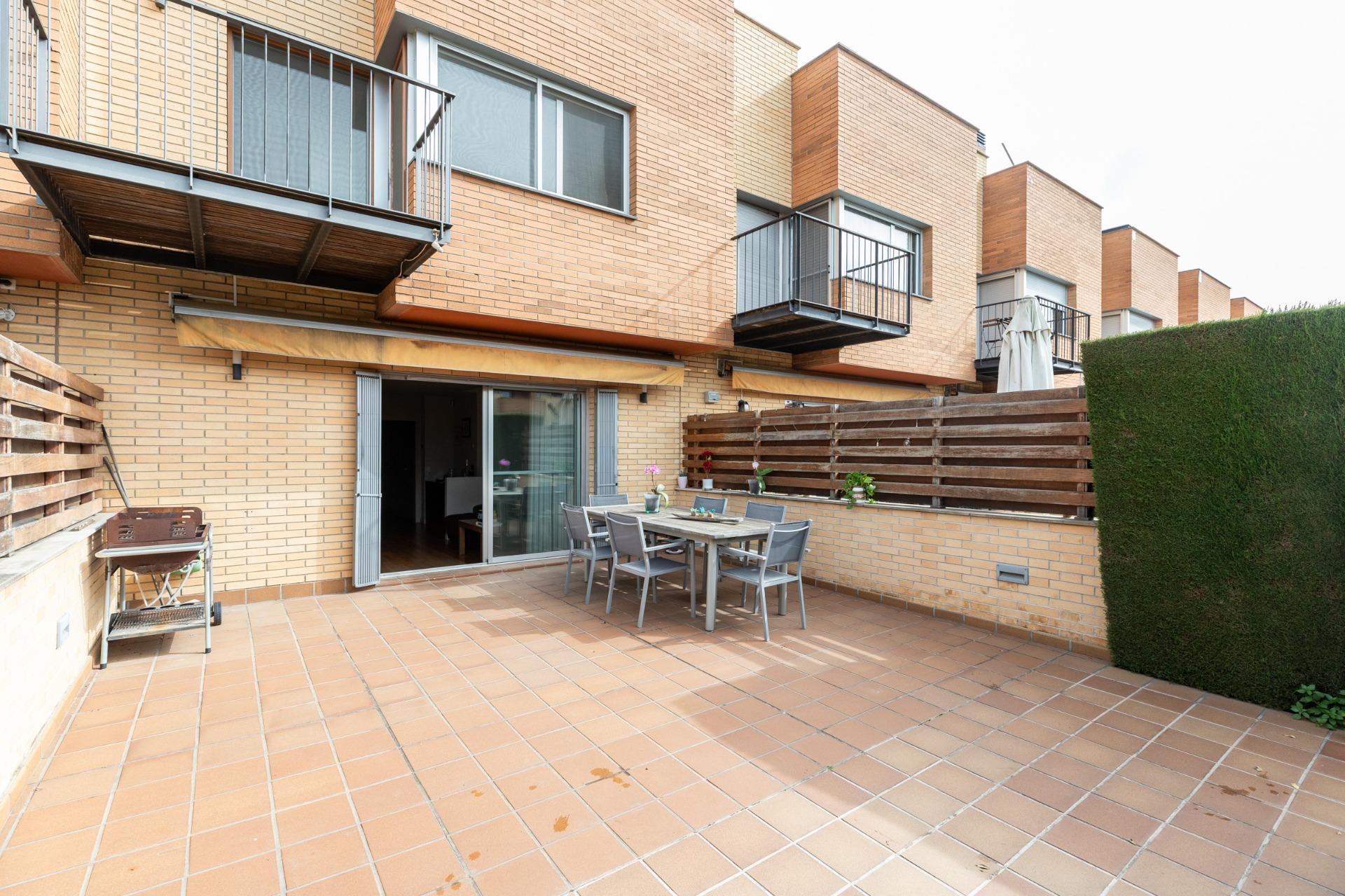 CASA CON PISCINA Y ZONA VERDE COMUNITARIA  A 15 KM DE BARCELONA