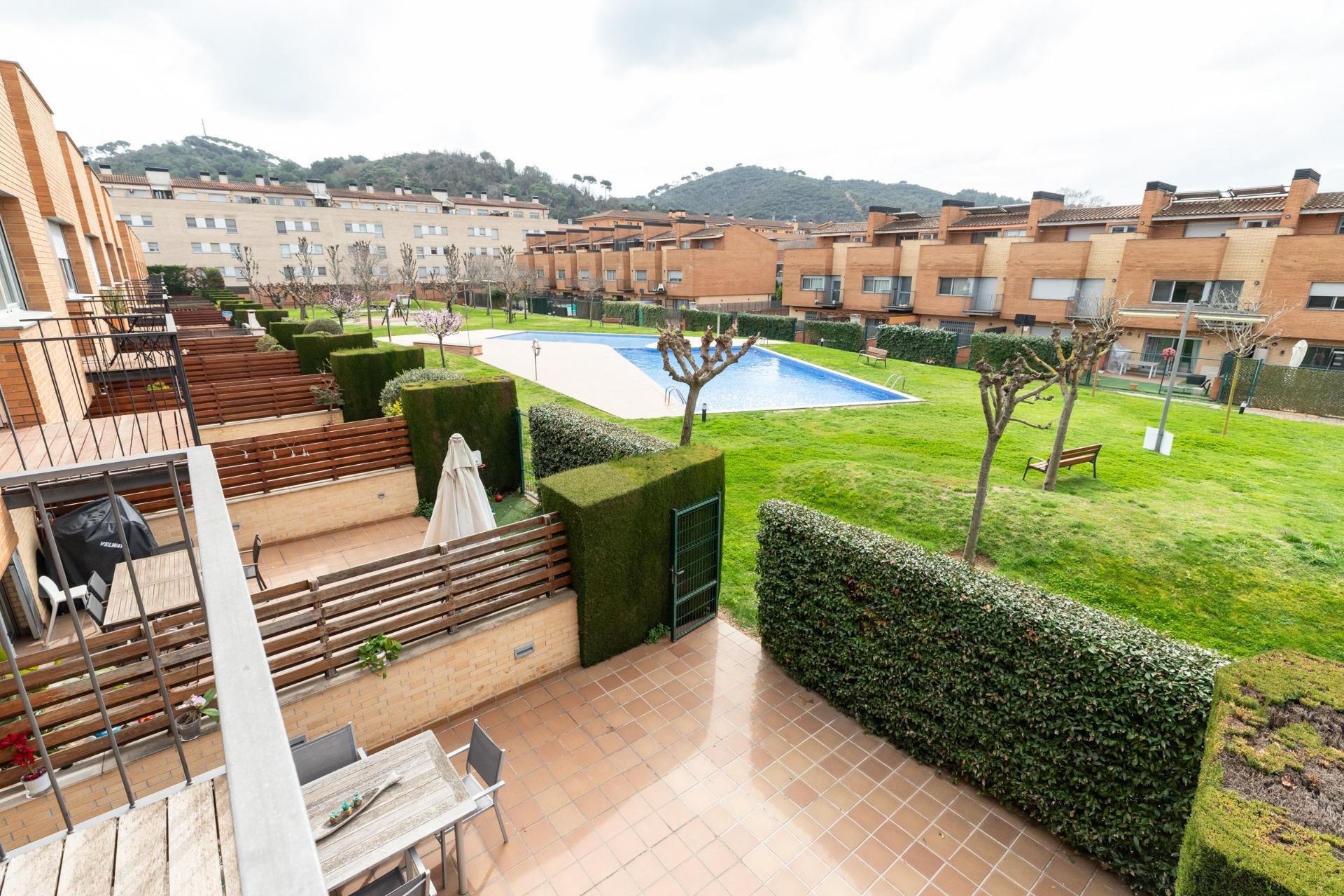 CASA CON PISCINA Y ZONA VERDE COMUNITARIA  A 15 KM DE BARCELONA