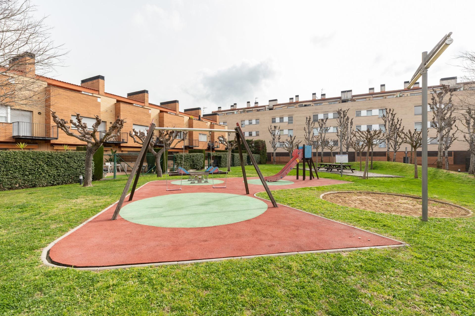 CASA CON PISCINA Y ZONA VERDE COMUNITARIA  A 15 KM DE BARCELONA