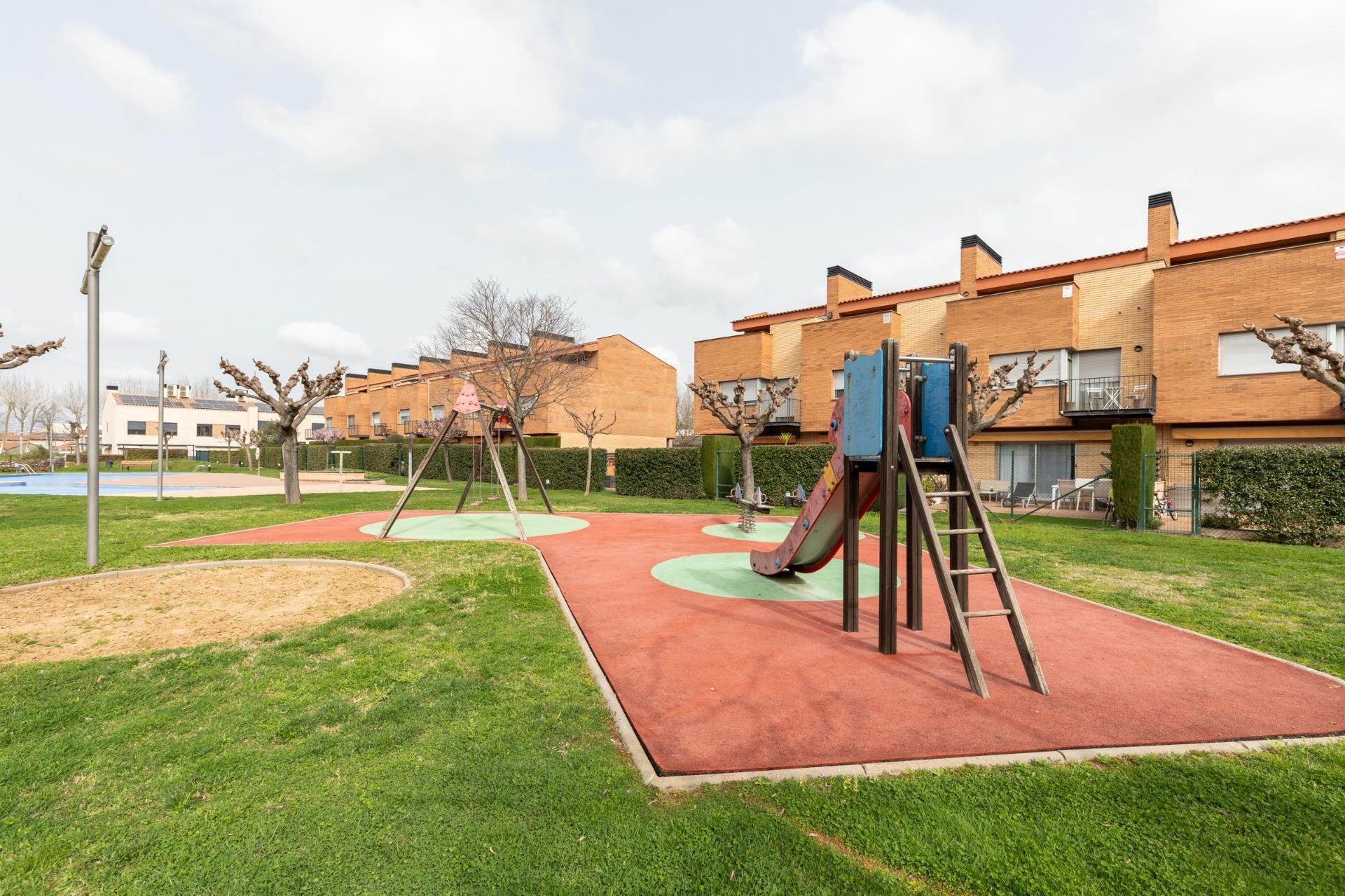 CASA CON PISCINA Y ZONA VERDE COMUNITARIA  A 15 KM DE BARCELONA