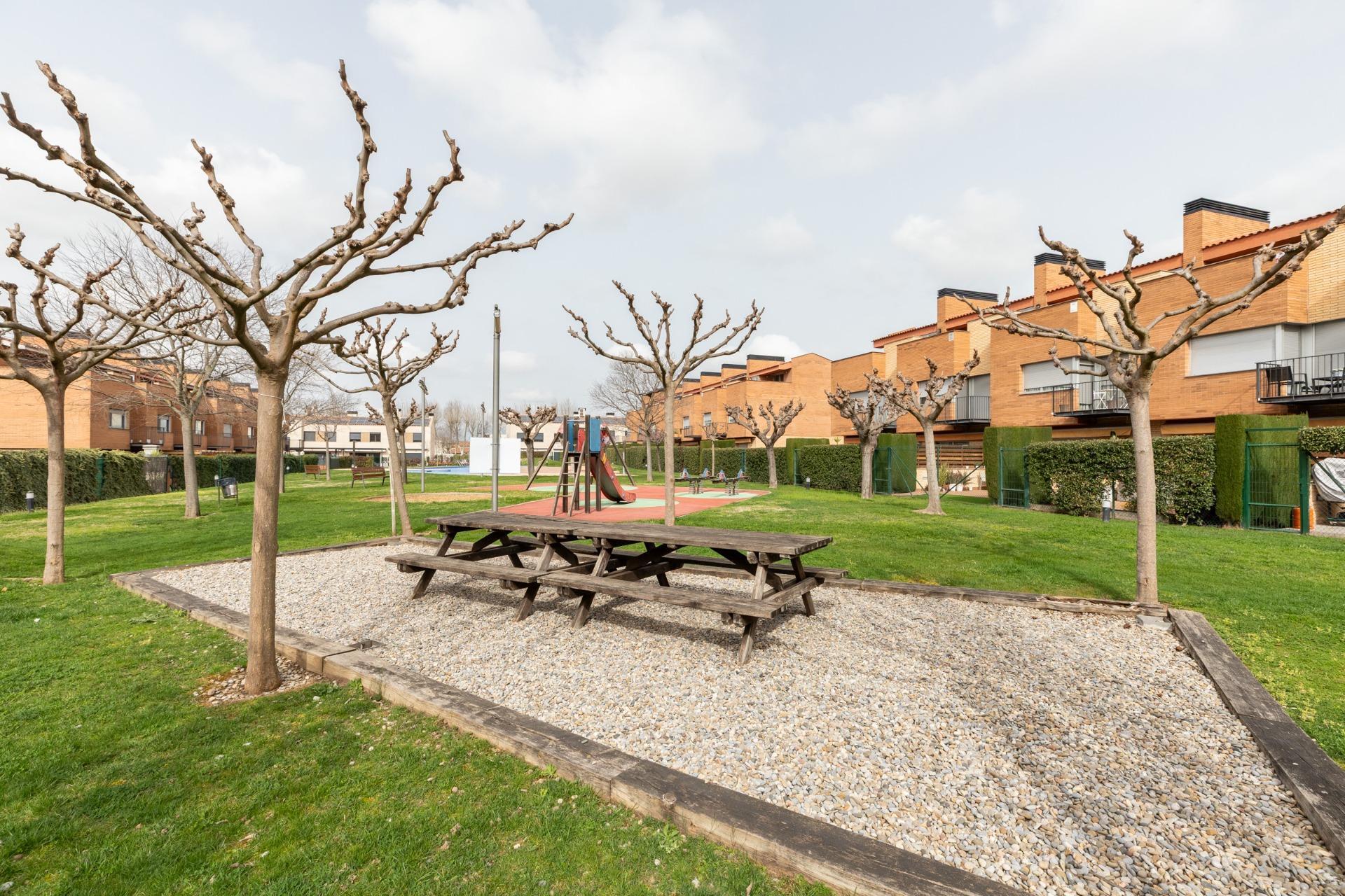 CASA CON PISCINA Y ZONA VERDE COMUNITARIA  A 15 KM DE BARCELONA