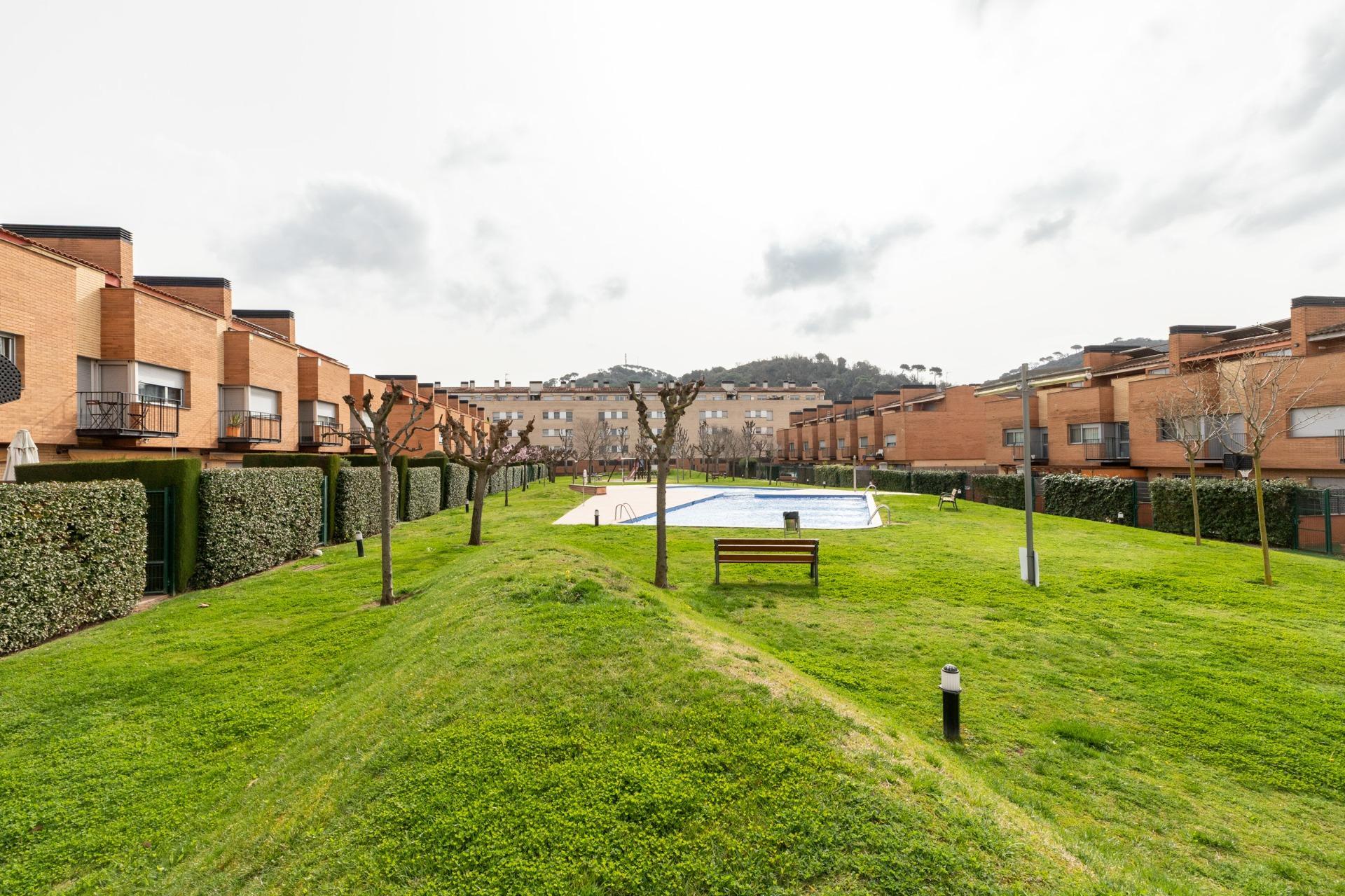 CASA CON PISCINA Y ZONA VERDE COMUNITARIA  A 15 KM DE BARCELONA