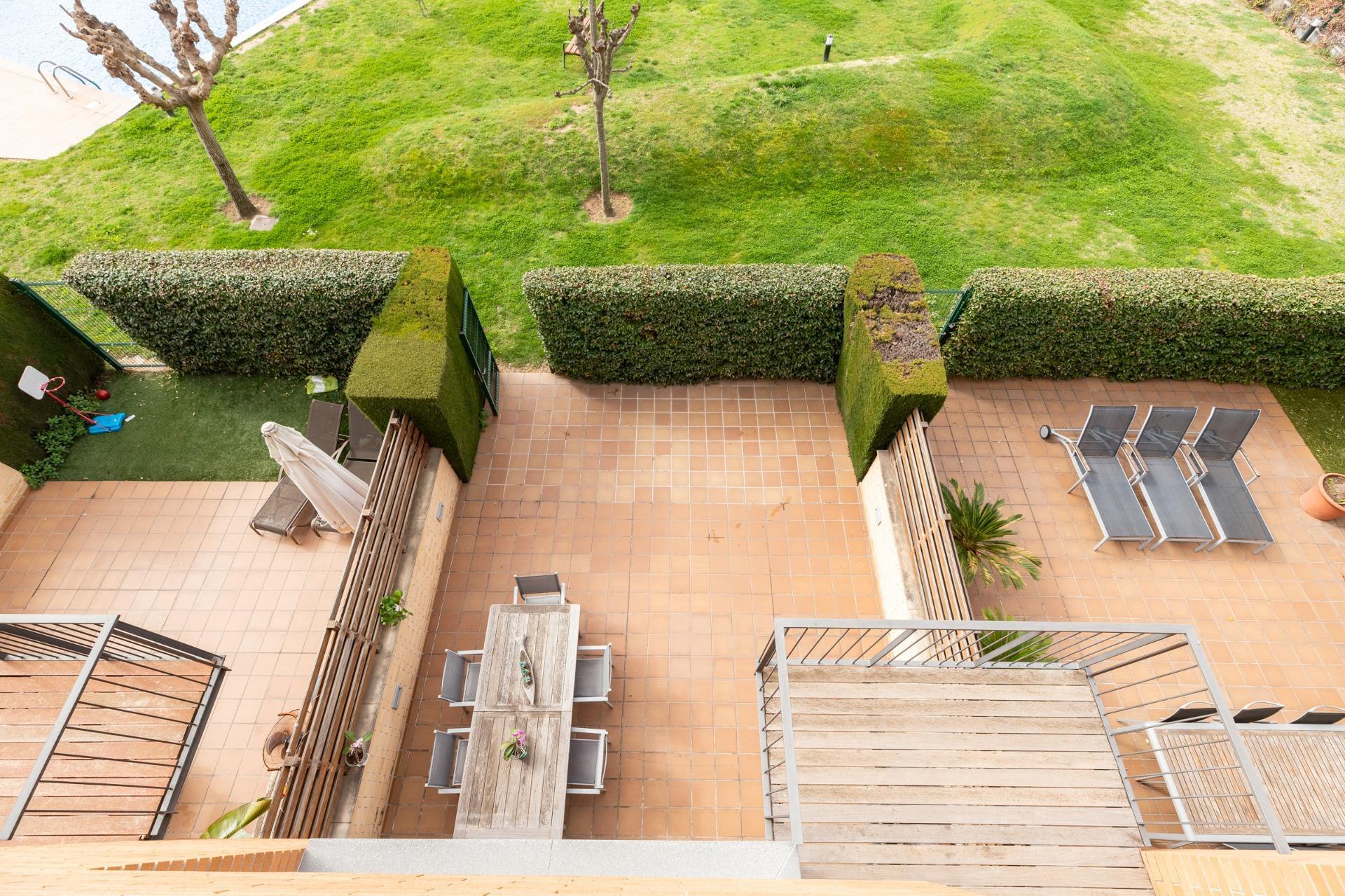 CASA CON PISCINA Y ZONA VERDE COMUNITARIA  A 15 KM DE BARCELONA