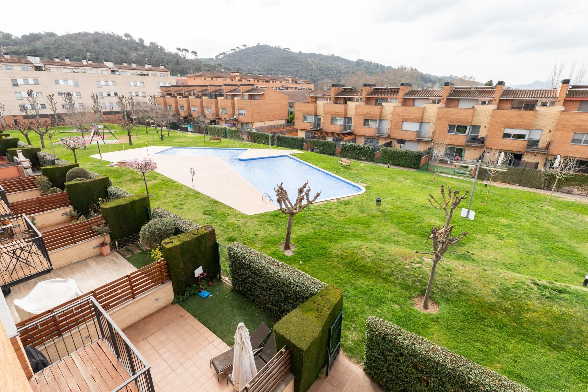 CASA CON PISCINA Y ZONA VERDE COMUNITARIA  A 15 KM DE BARCELONA