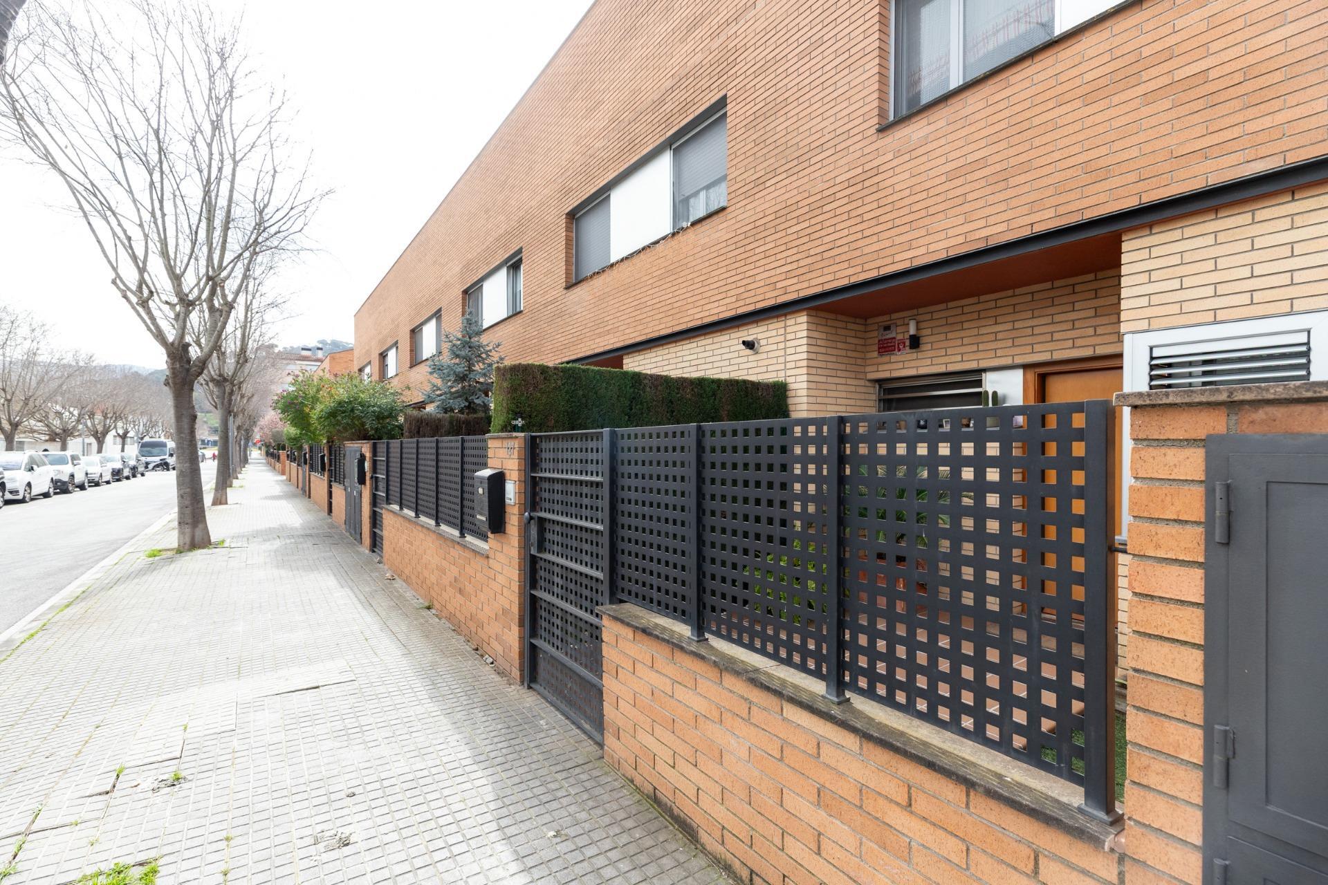 CASA CON PISCINA Y ZONA VERDE COMUNITARIA  A 15 KM DE BARCELONA