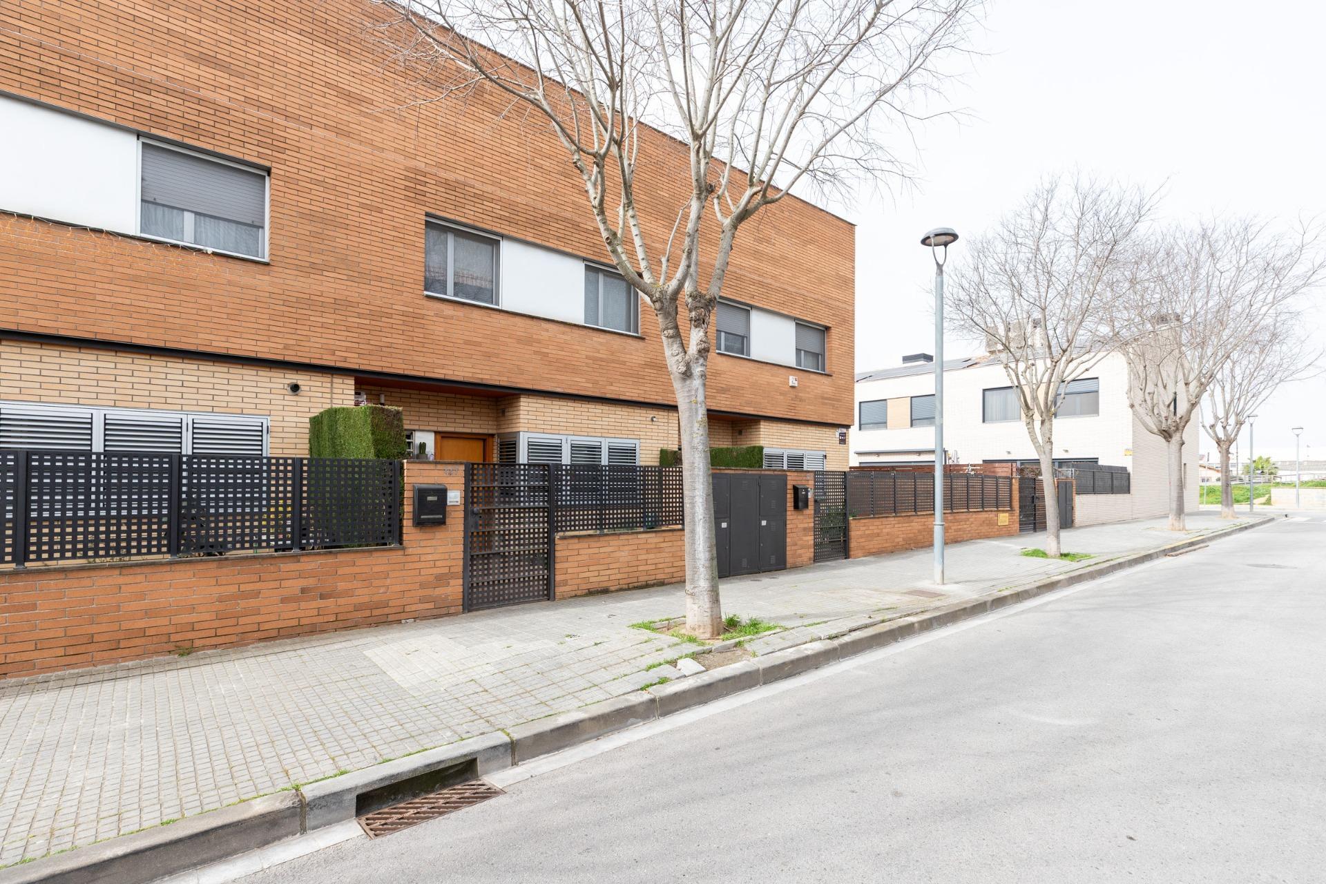 CASA CON PISCINA Y ZONA VERDE COMUNITARIA  A 15 KM DE BARCELONA