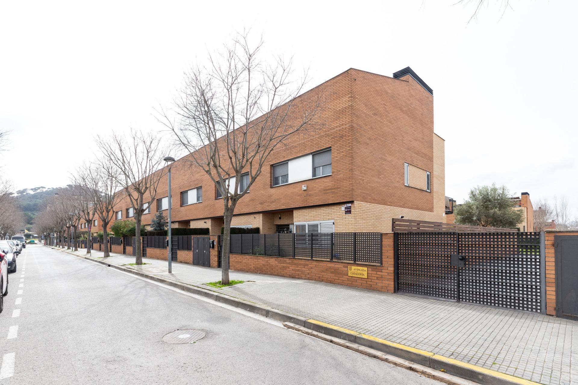 CASA CON PISCINA Y ZONA VERDE COMUNITARIA  A 15 KM DE BARCELONA