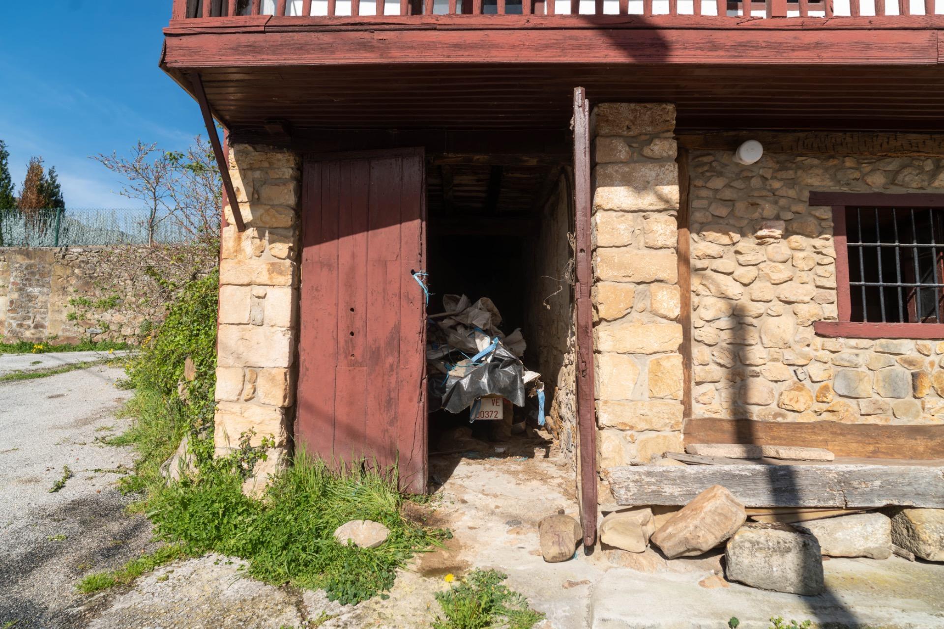 CASA Y TERRENO EN PRASES CORVERA DE TORANZO