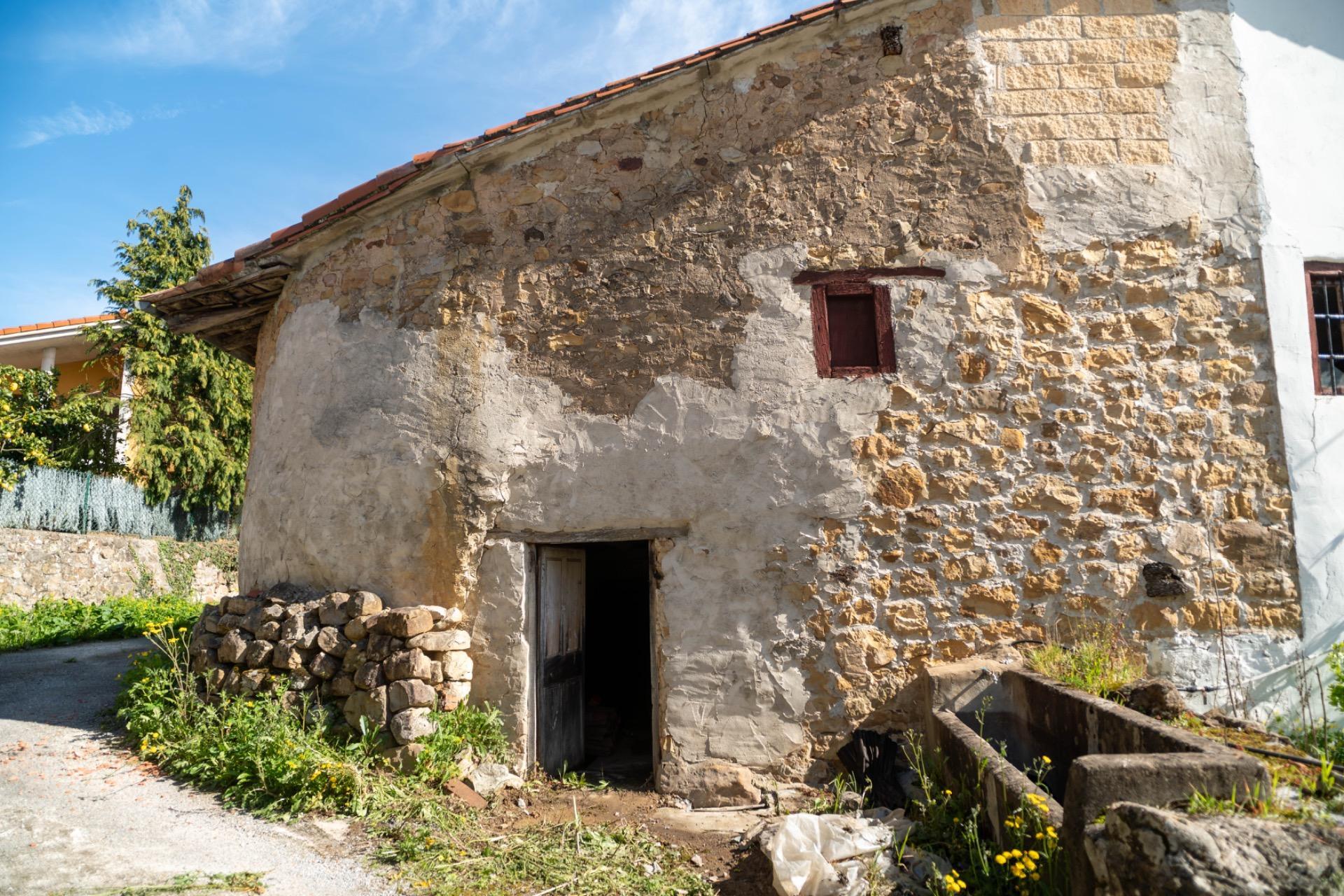 CASA Y TERRENO EN PRASES CORVERA DE TORANZO