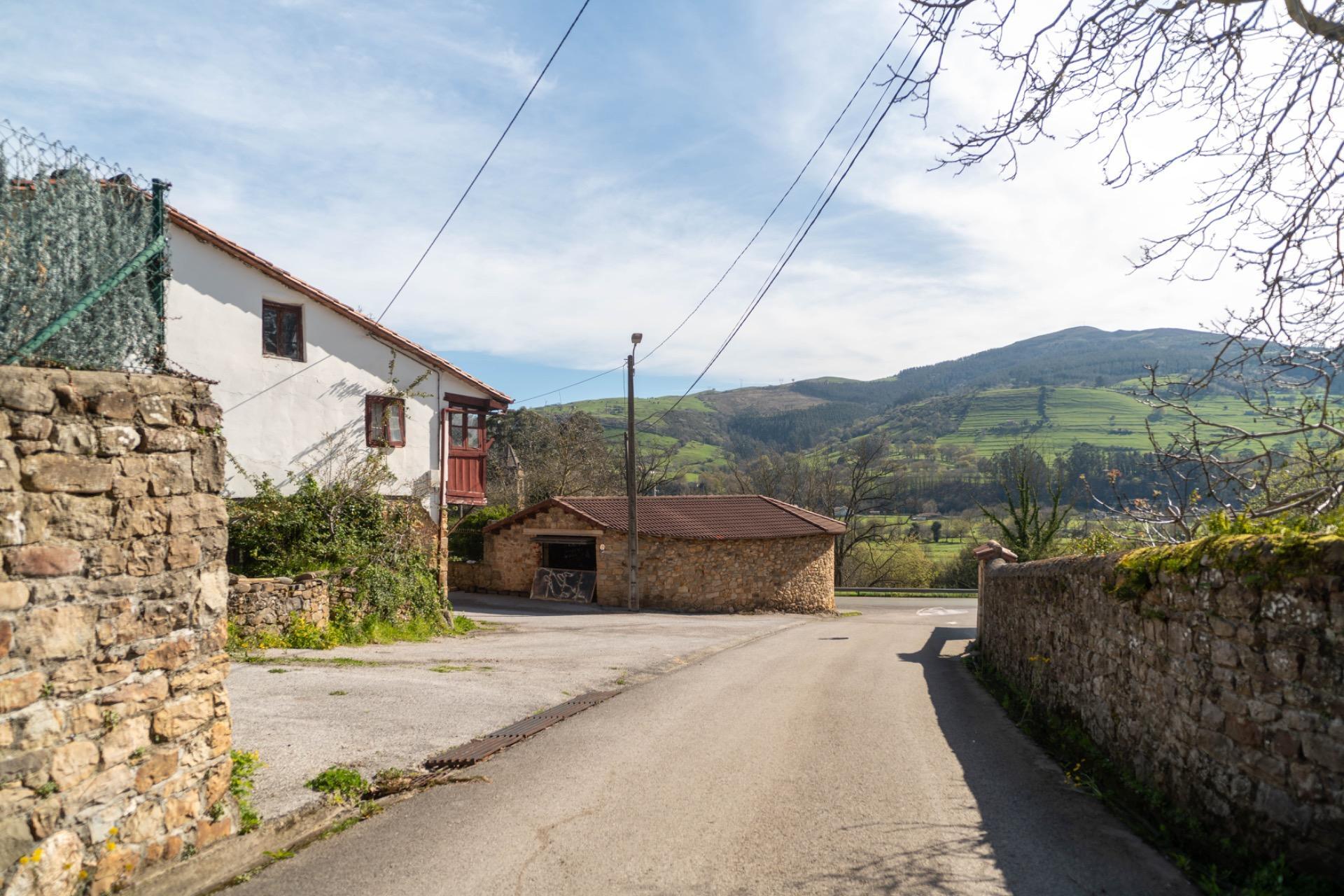 CASA Y TERRENO EN PRASES CORVERA DE TORANZO