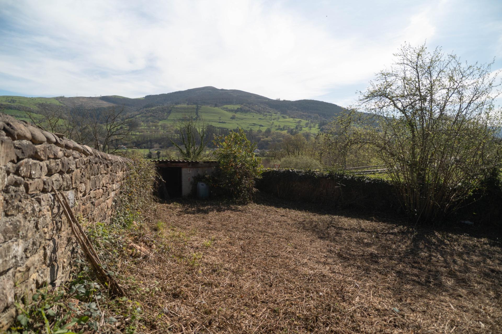 CASA Y TERRENO EN PRASES CORVERA DE TORANZO
