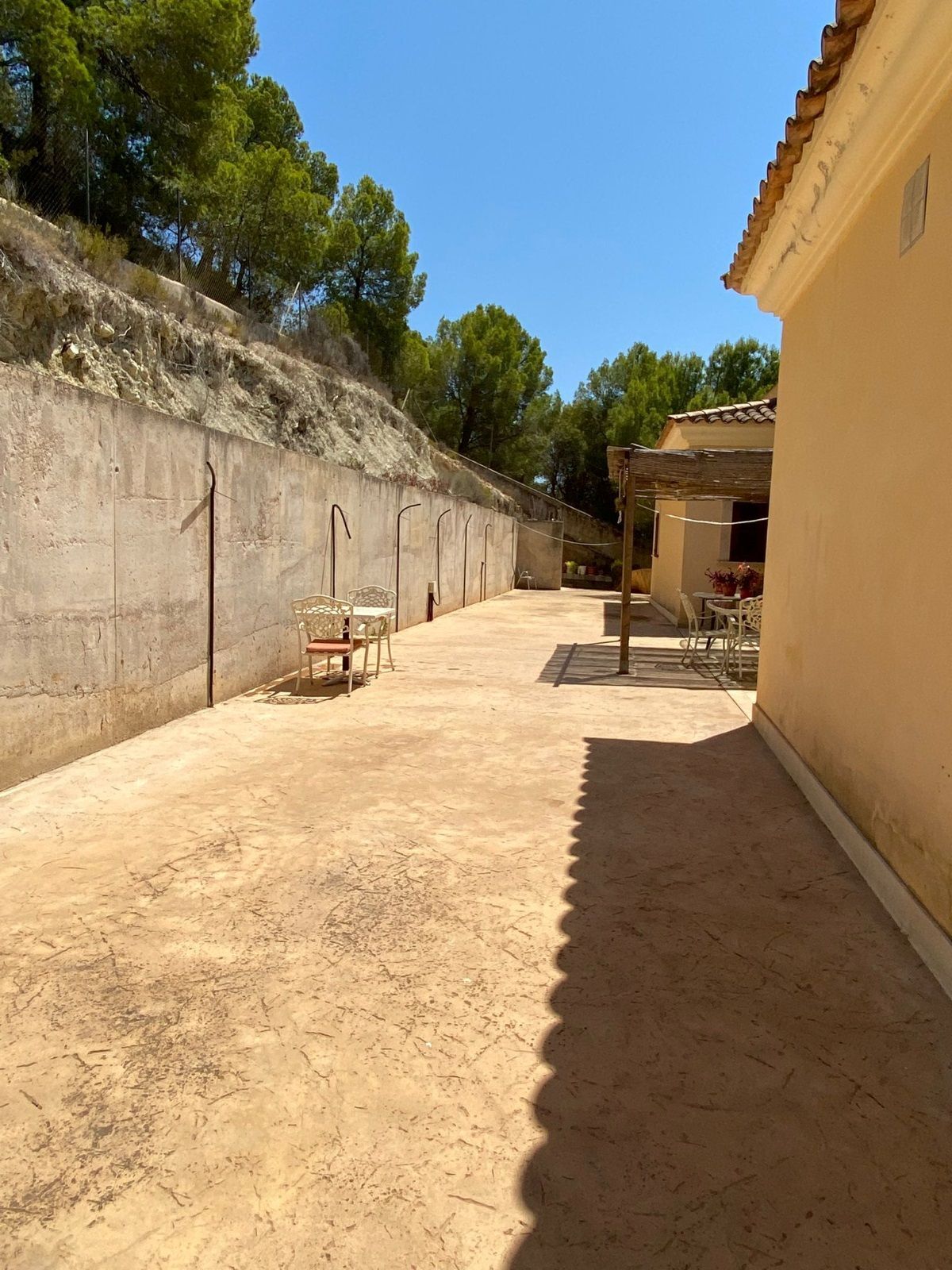 terraza posterior y acceso con coche