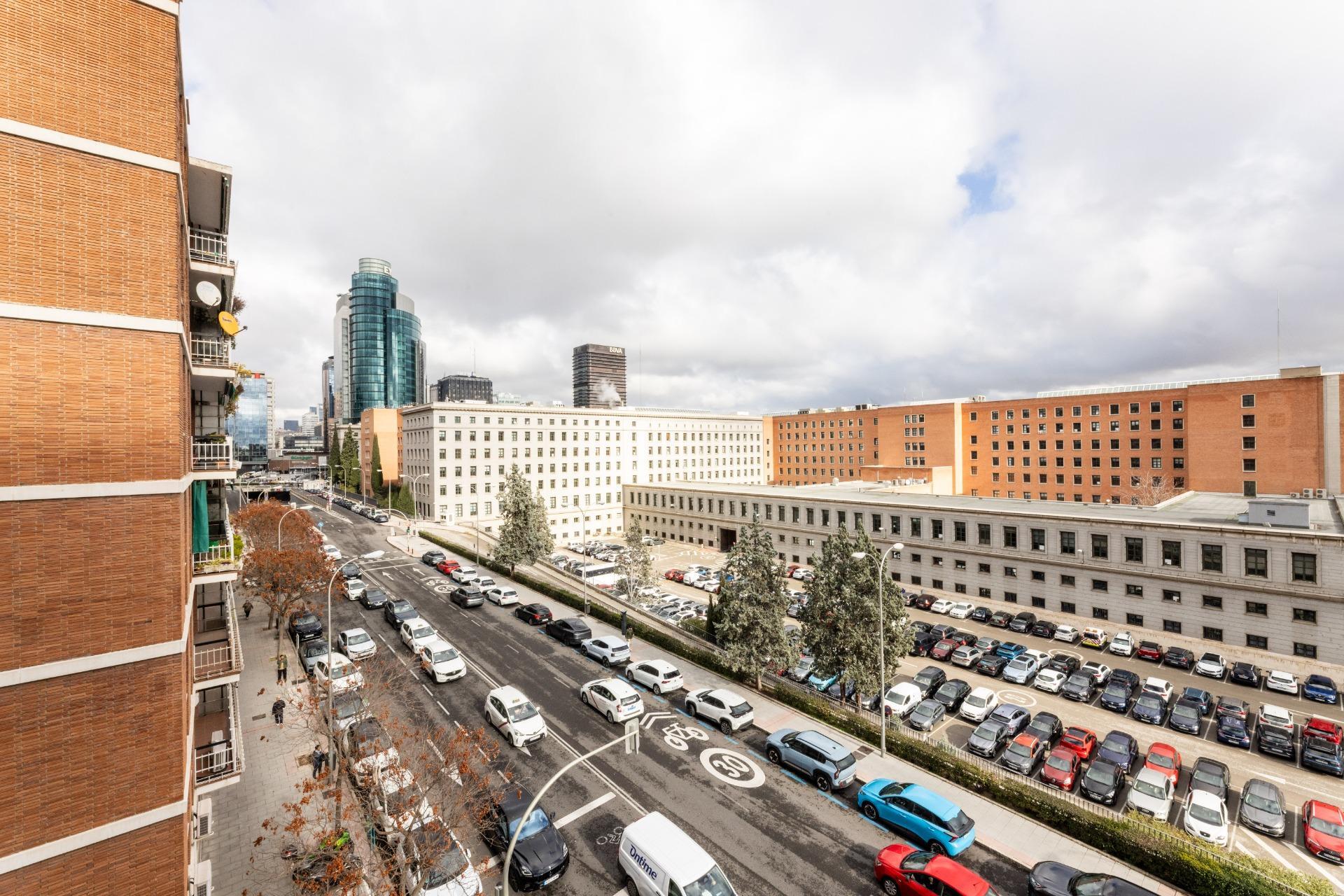 Piso con terraza, garaje y trastero frente a Nuevos Ministerios