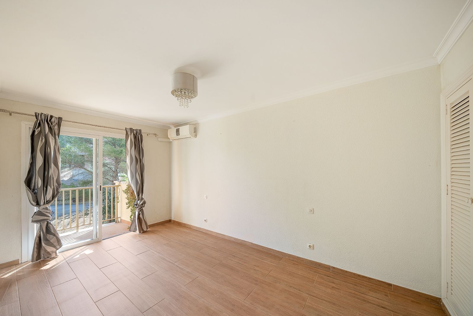 Apartamento en 1a línea de Cala Vinyes con piscina y ascensor