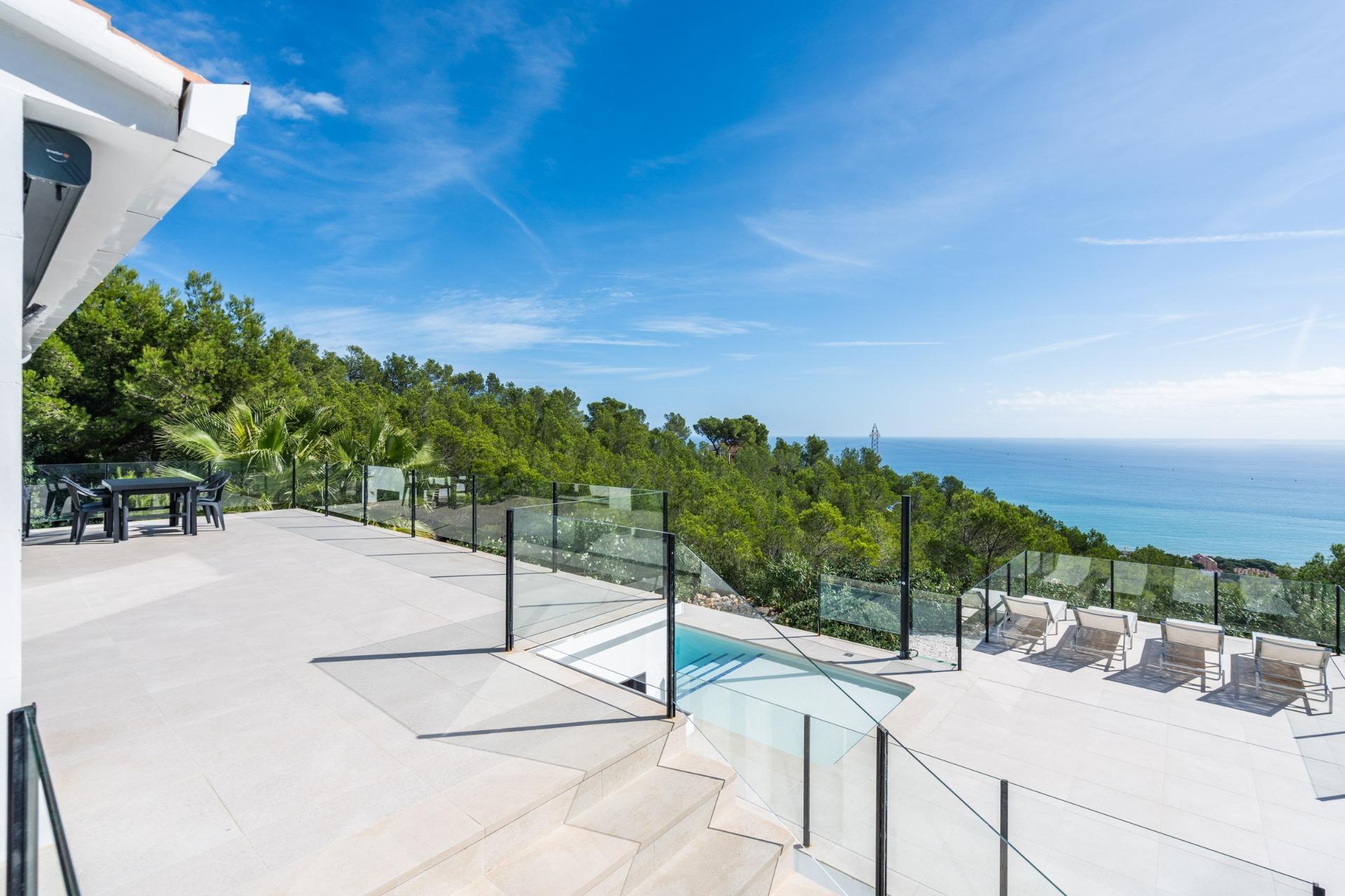 ^**^EXCLUSIVO CHALET INDEPENDIENTE CON PISCINA PRIVADA Y ESPECTACULARES VISTAS AL MAR EN ALCOSSEBRE^**^  En una de las zonas más privilegiadas de la Costa del Azahar, se alza este magnífico chalet i