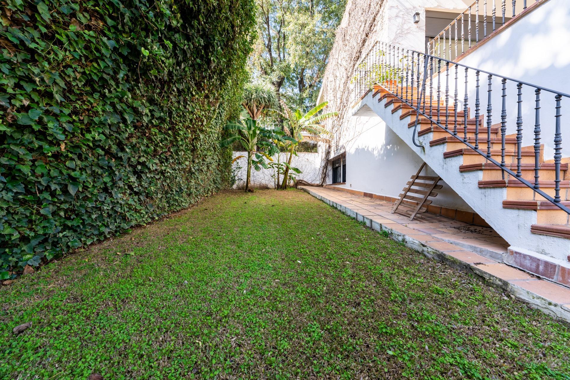 VISTAS ESPECTACULARES EN SIMÓN VERDE: UN REFUGIO DE PRIVACIDAD Y ESPACIO.