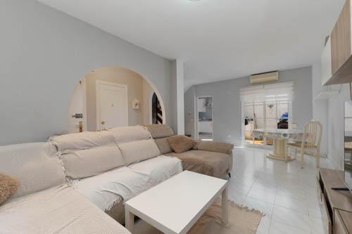 Chalet adosado en Calle Águila s/n, ? Urb. Colina Blanca con terraza y piscina