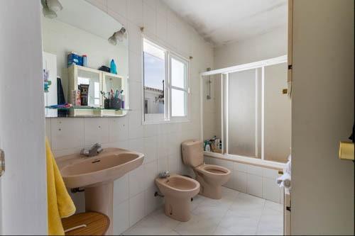 Chalet adosado en Calle Águila s/n, ? Urb. Colina Blanca con terraza y piscina