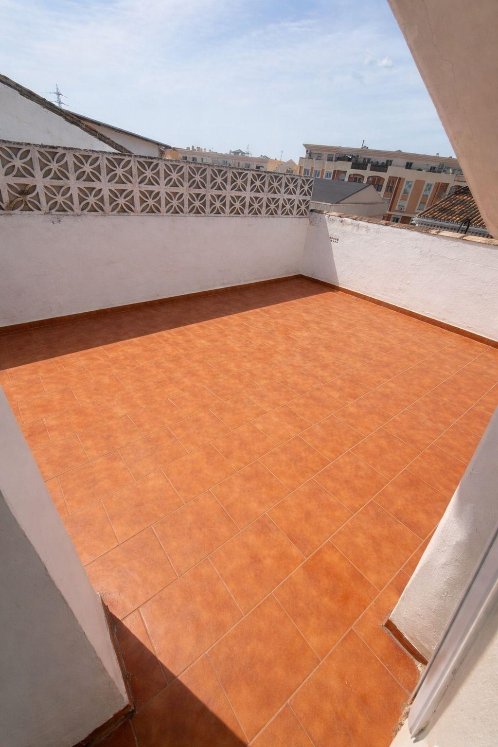 Chalet adosado en Calle Águila s/n, ? Urb. Colina Blanca con terraza y piscina