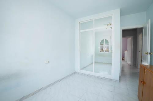 Chalet adosado en Calle Águila s/n, ? Urb. Colina Blanca con terraza y piscina