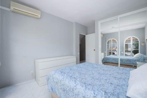 Chalet adosado en Calle Águila s/n, ? Urb. Colina Blanca con terraza y piscina