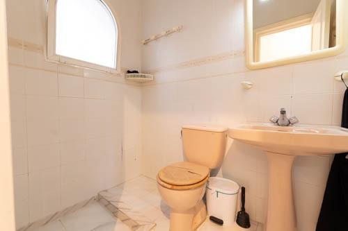 Chalet adosado en Calle Águila s/n, ? Urb. Colina Blanca con terraza y piscina