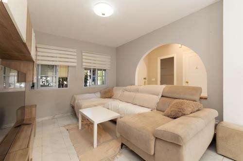 Chalet adosado en Calle Águila s/n, ? Urb. Colina Blanca con terraza y piscina