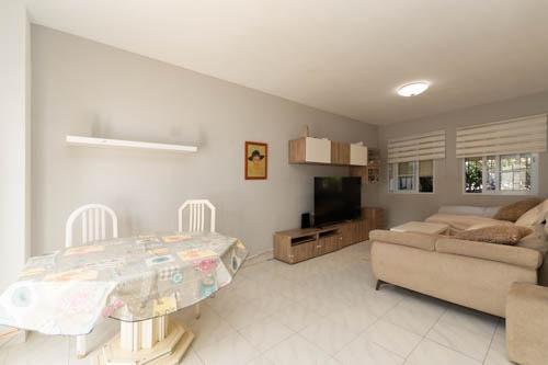 Chalet adosado en Calle Águila s/n, ? Urb. Colina Blanca con terraza y piscina