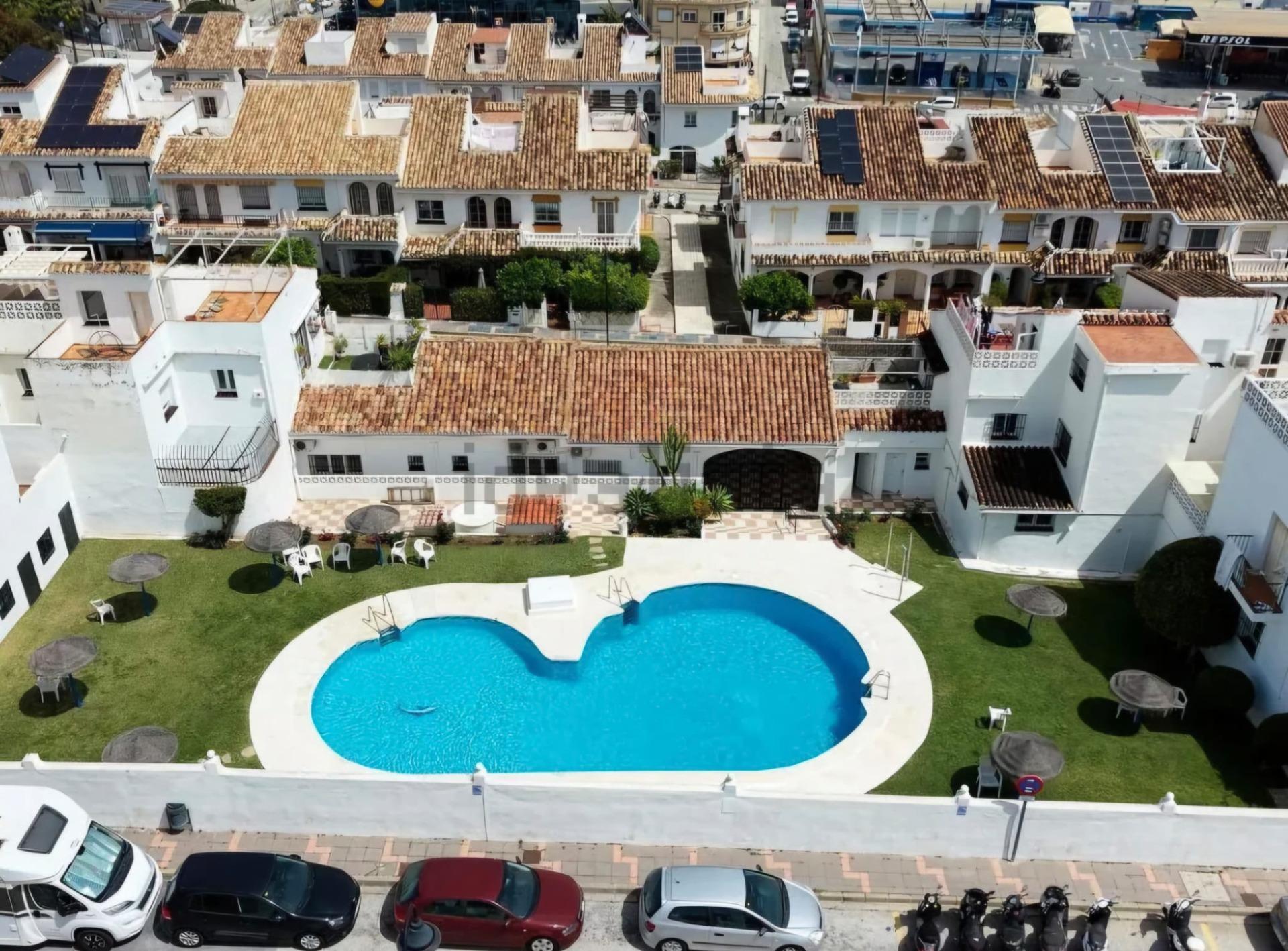 Chalet adosado en Calle Águila s/n, ? Urb. Colina Blanca con terraza y piscina