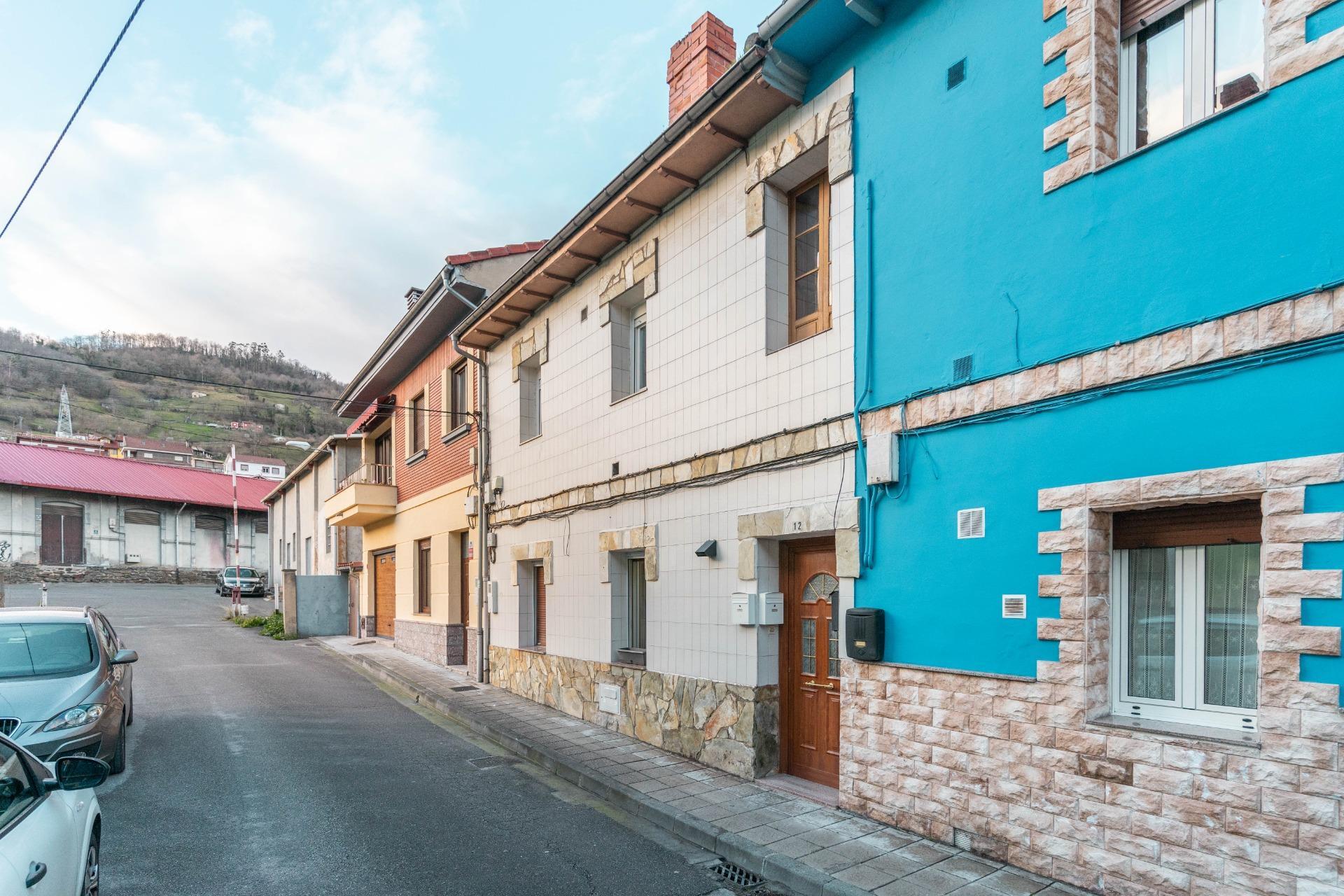 Casa Adosada a estrenar en Ujo